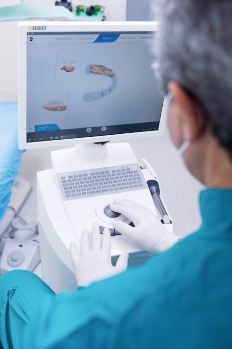 studio-dentisti-venezia-dottor-rado-monitor-macchina